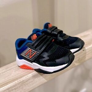 EUC LIKE NEW - Toddler New Balance Rave Run Black / Blue Size 4
